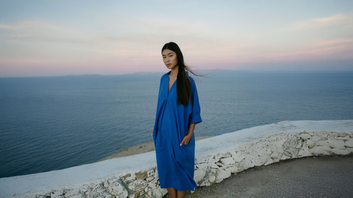 Pluto Kaftan in Blau am Meer