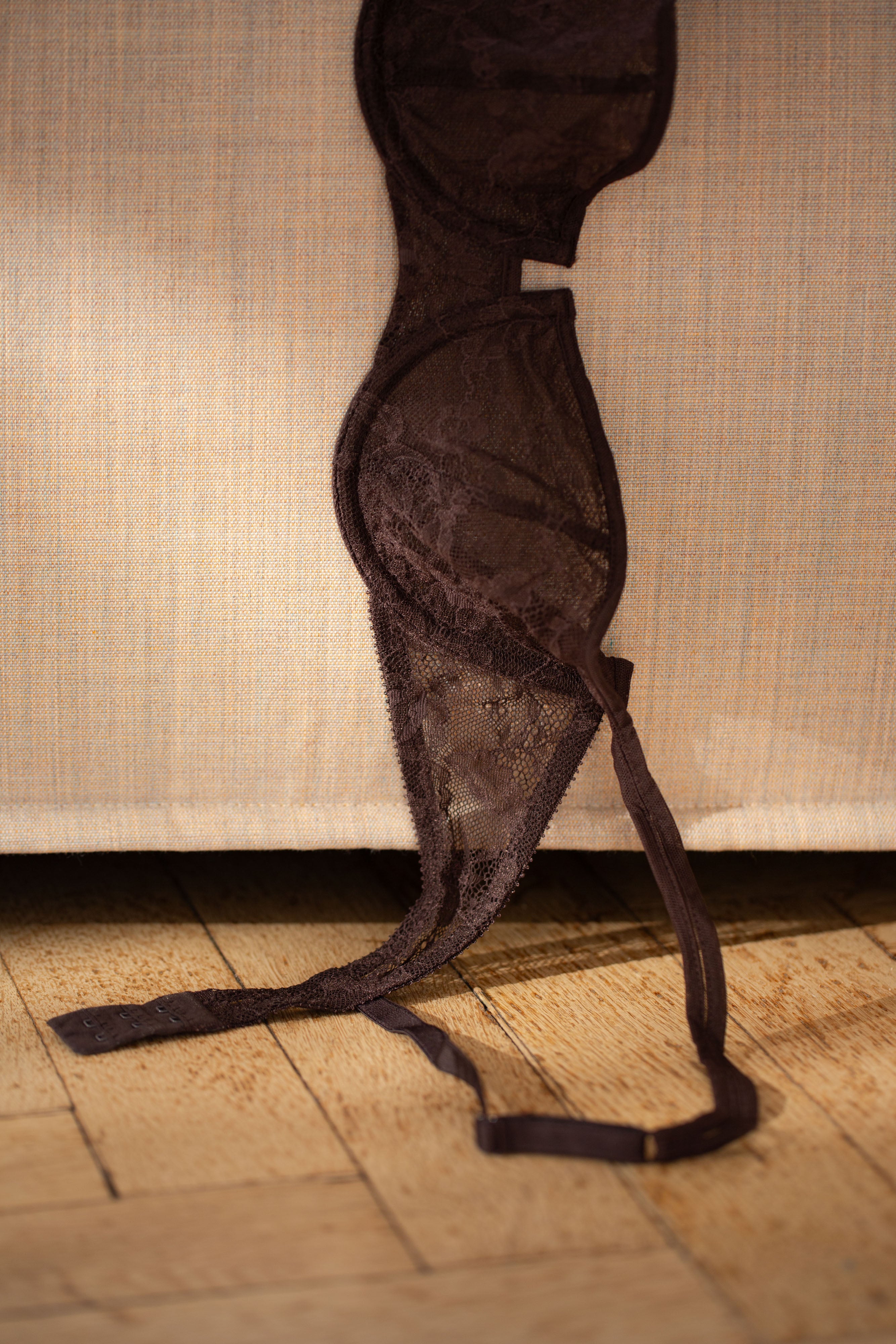 Brauner Spitzen-BH auf Sofa