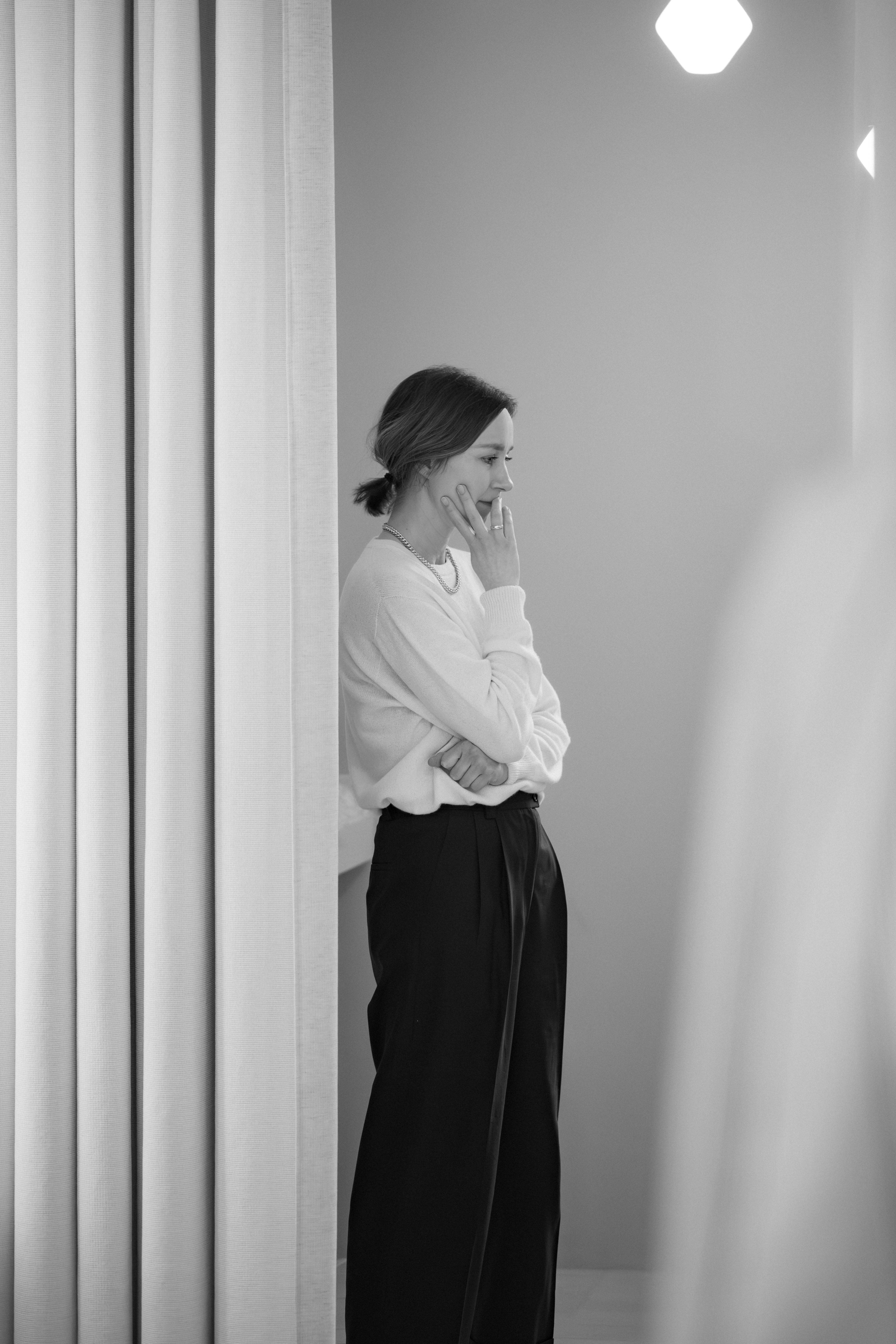 Dominika im Store, Schwarz-Weiß-Portrait